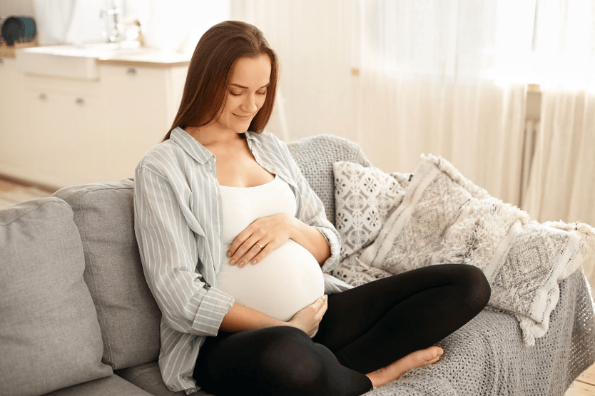 Regular rest helps a pregnant woman relieve back pain in the lumbar region